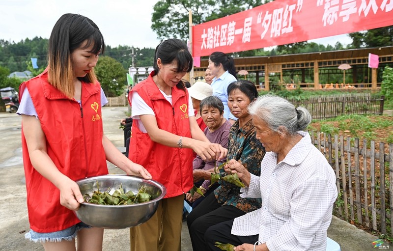 【網絡中國節(jié)·端午】松桃大路鎮(zhèn)：愛心敬老人 歡樂過端午