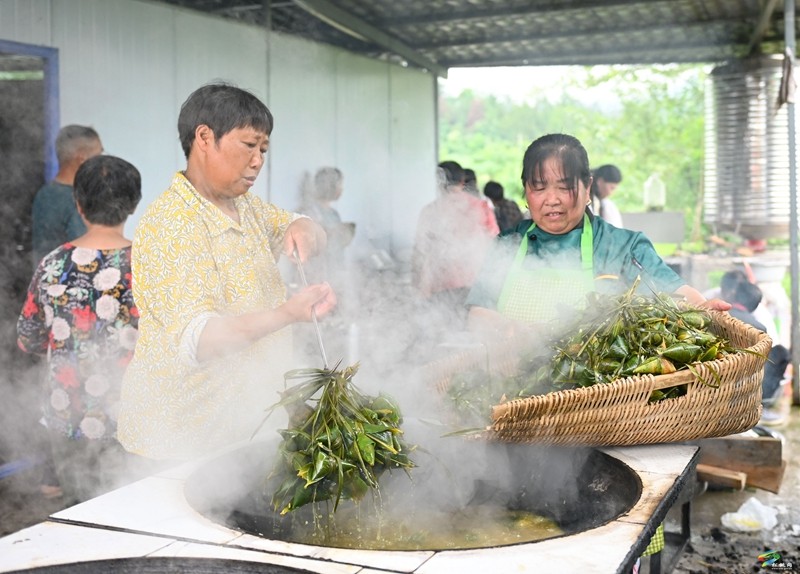 【網絡中國節(jié)·端午】松桃大路鎮(zhèn)：愛心敬老人 歡樂過端午