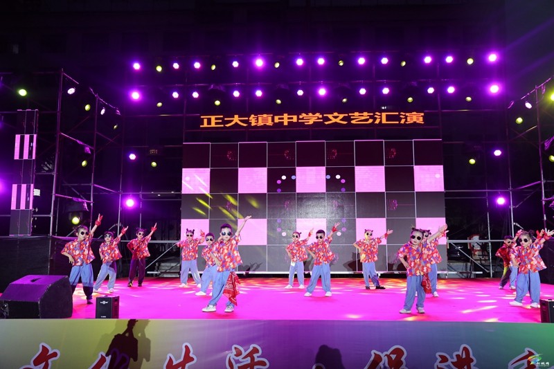 正大中學(xué)畢業(yè)典禮暨勵(lì)志助學(xué)文藝匯演在松舉行