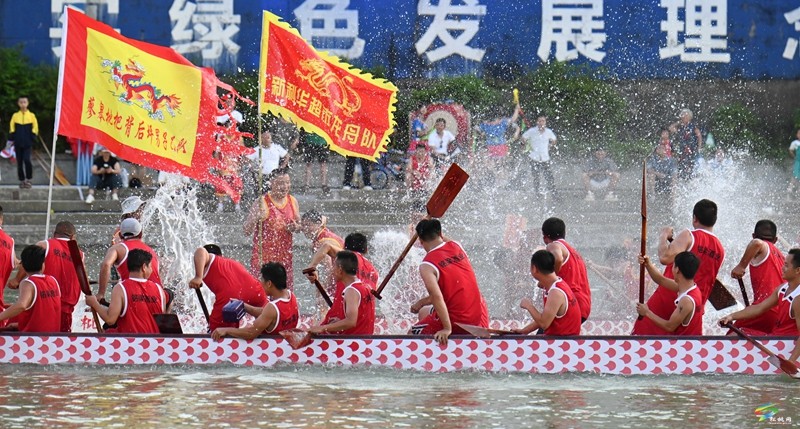 松桃舉行“同心追夢·激情松江”龍舟游江活動
