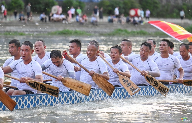 松桃舉行“同心追夢·激情松江”龍舟游江活動