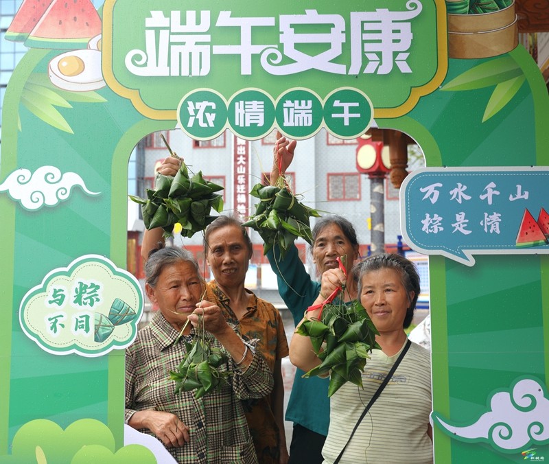 【網(wǎng)絡(luò)中國節(jié)·端午】松桃開展“粽香飄逸迎端午·幸福和諧鄰里情”暨2023年“我們的節(jié)日·端午”新時(shí)代文明實(shí)踐集中示范活動(dòng)