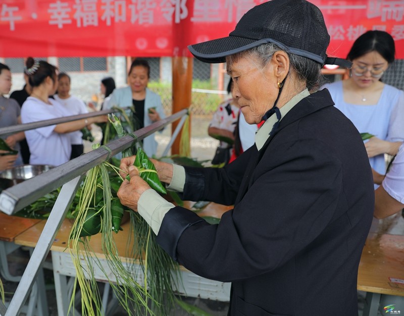 【網(wǎng)絡(luò)中國節(jié)·端午】松桃開展“粽香飄逸迎端午·幸福和諧鄰里情”暨2023年“我們的節(jié)日·端午”新時(shí)代文明實(shí)踐集中示范活動(dòng)