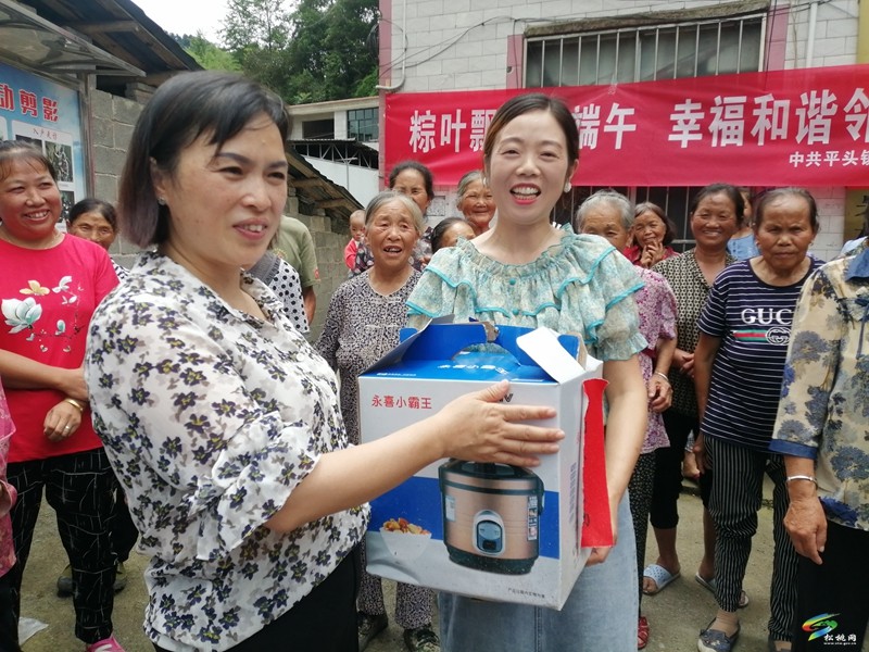 【網(wǎng)絡中國節(jié)·端午】松桃平頭鎮(zhèn)：粽葉飄香迎端午?幸福和諧鄰里情