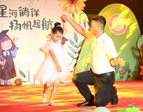 松桃第三幼兒園舉辦“星河徜徉、揚(yáng)帆起航”  主題畢業(yè)晚會(huì)