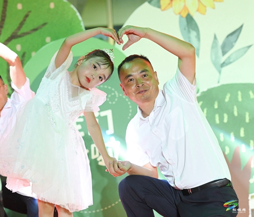 松桃第三幼兒園舉辦“星河徜徉、揚(yáng)帆起航”  主題畢業(yè)晚會(huì)
