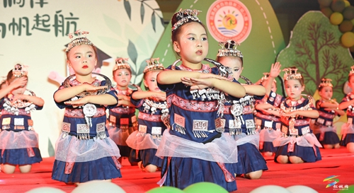 松桃第三幼兒園舉辦“星河徜徉、揚(yáng)帆起航”  主題畢業(yè)晚會(huì)