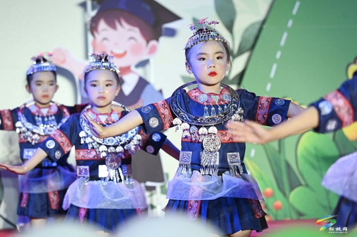 松桃第三幼兒園舉辦“星河徜徉、揚(yáng)帆起航”  主題畢業(yè)晚會(huì)