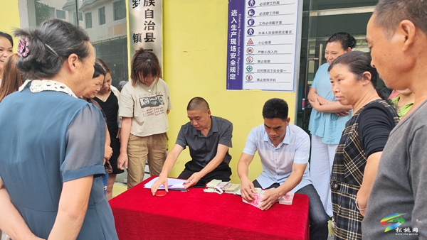 車間開在家門口 群眾變身上班族——烏羅鎮(zhèn)巧積玩具加工廠工資發(fā)放現(xiàn)場(chǎng)會(huì)