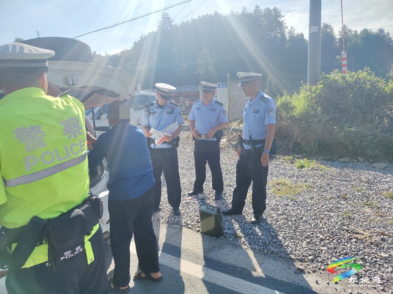 松桃交警大隊(duì)聯(lián)合轄區(qū)派出所開展道路交通安全整治行動(dòng)