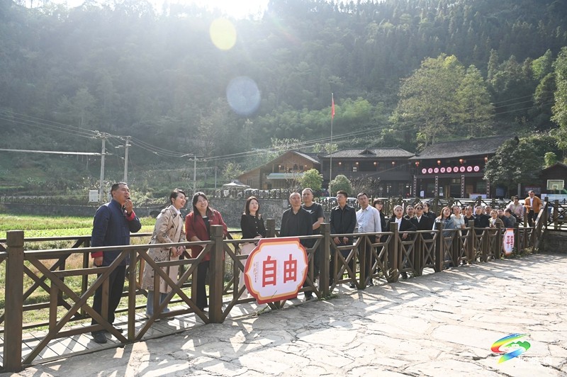 【網絡中國節(jié)·重陽】銅仁市2023年“我們的節(jié)日?重陽”新時代文明實踐集中示范活動暨“相約大灣苗寨?歡度敬老重陽”活動舉行