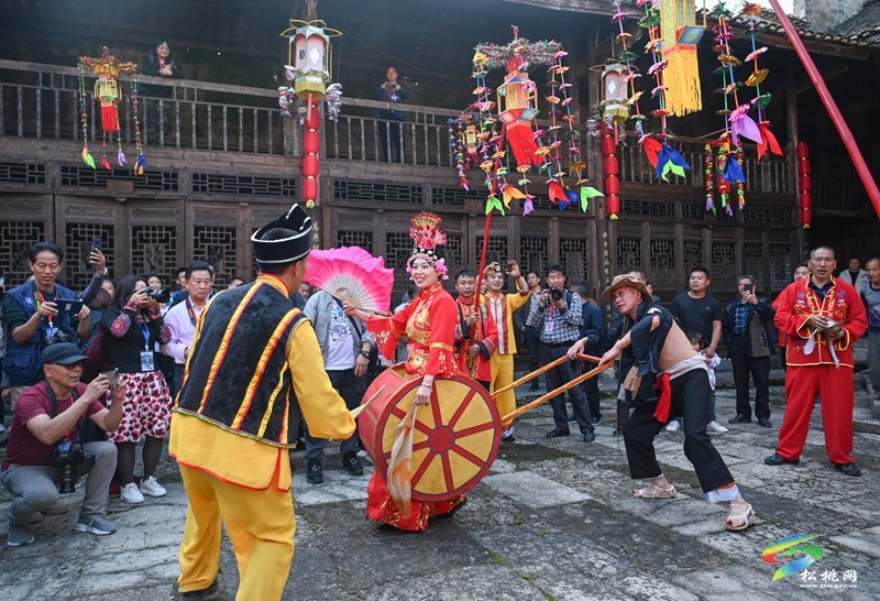 第四屆重慶市少數(shù)民族攝影展暨秀山自治縣第一屆民族攝影藝術(shù)展開幕