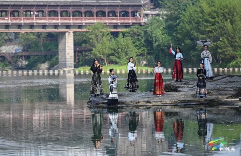 第四屆重慶市少數(shù)民族攝影展暨秀山自治縣第一屆民族攝影藝術(shù)展開幕