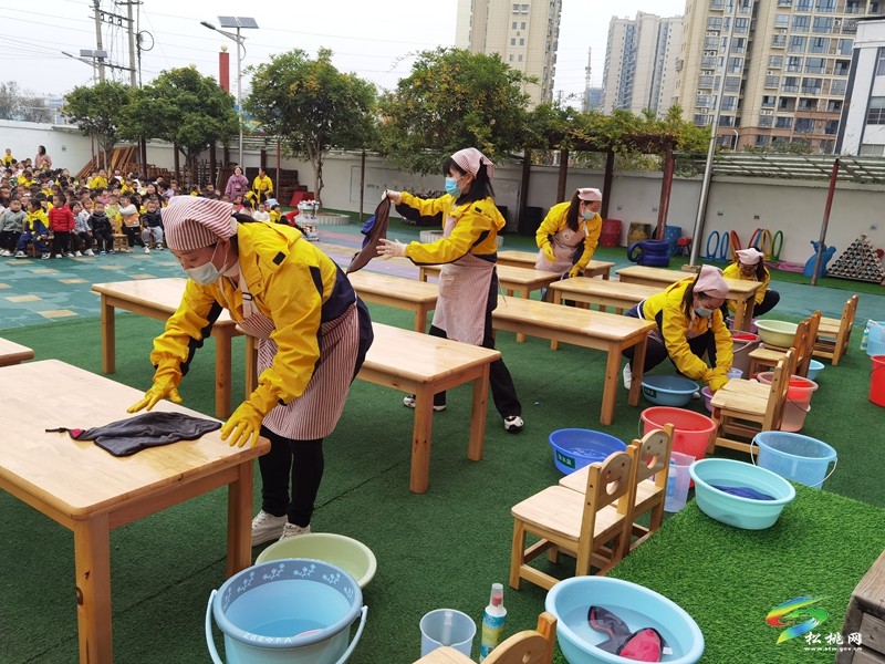 松桃第二幼兒園開展“保教結(jié)合,教養(yǎng)并重”保育員技能比賽