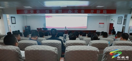 吳廷友在新任副科級(jí)和中青年干部培訓(xùn)班上作輔導(dǎo)報(bào)告