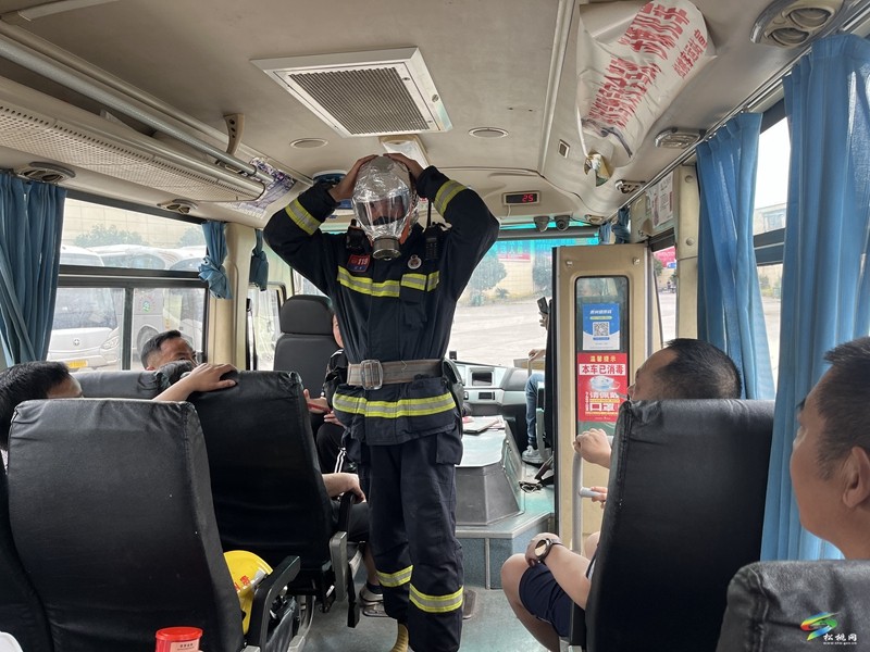 松桃消防走進客運站為員工送上“平安大禮包”
