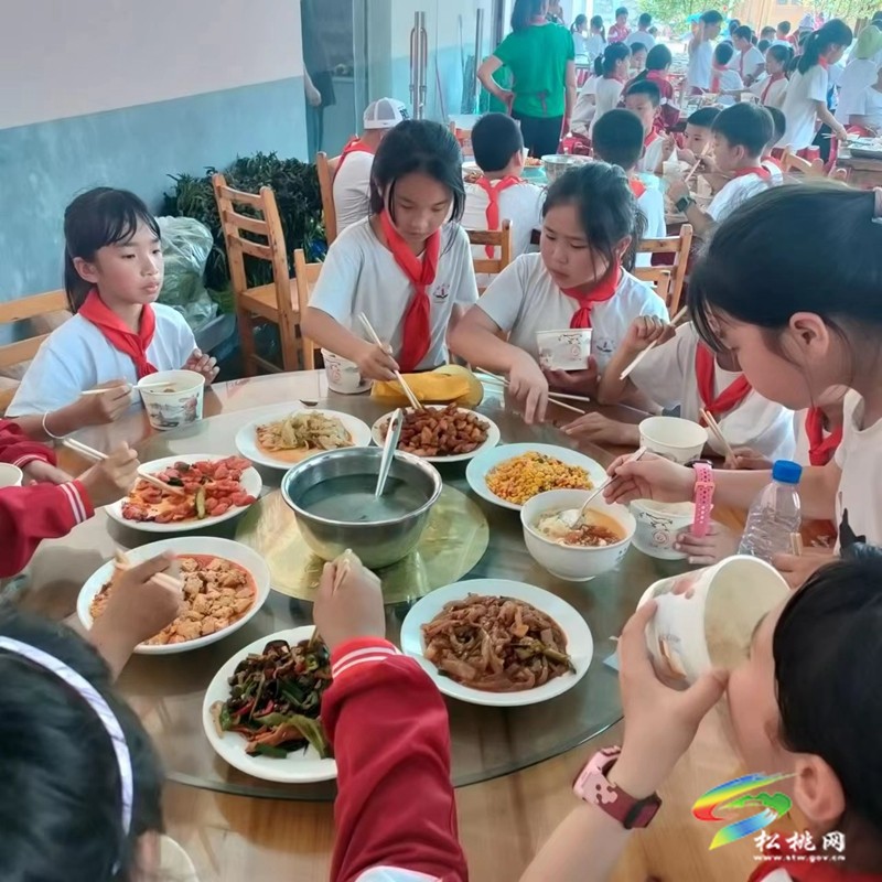 松桃第二完?。贺S富活動(dòng)暢玩“六一”