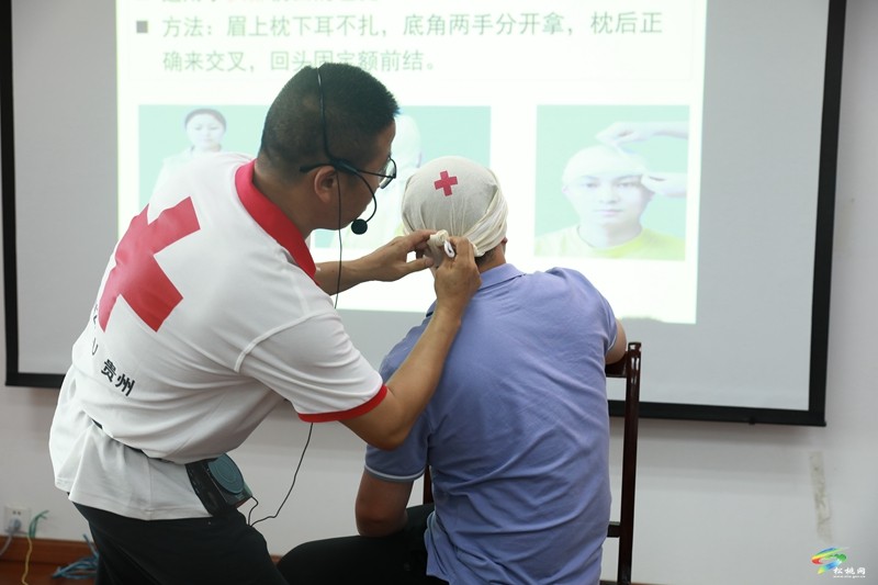 縣紅十字會對縣自然資源局系統(tǒng)干部職工進行救護技能培訓