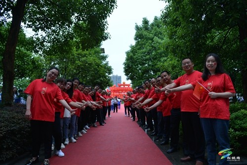 松桃第六中學(xué)舉行2023屆畢業(yè)生成人禮暨畢業(yè)典禮活動(dòng)