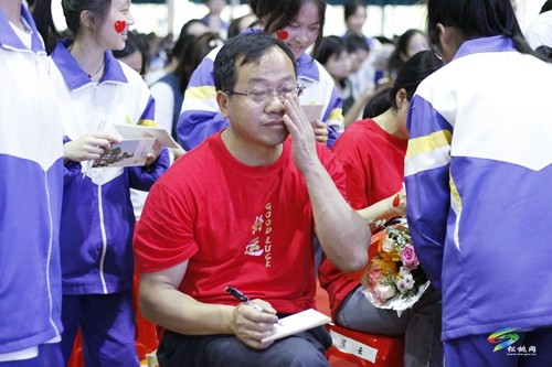 松桃第六中學(xué)舉行2023屆畢業(yè)生成人禮暨畢業(yè)典禮活動(dòng)