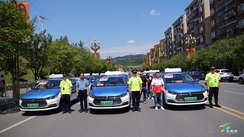 松桃:護航高考 交警同行