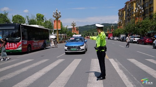 松桃:護航高考 交警同行