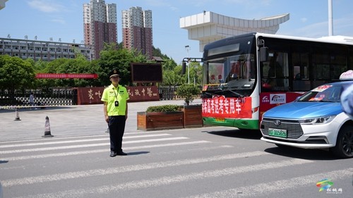 松桃:護航高考 交警同行