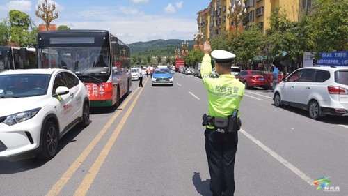 松桃:護航高考 交警同行