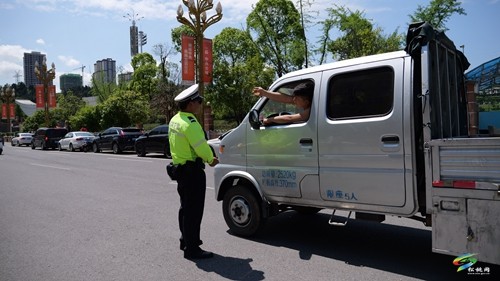 松桃:護航高考 交警同行