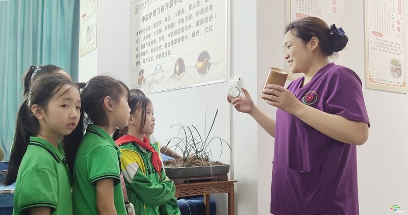 松桃第六完小師生到縣民族中醫(yī)院參觀
