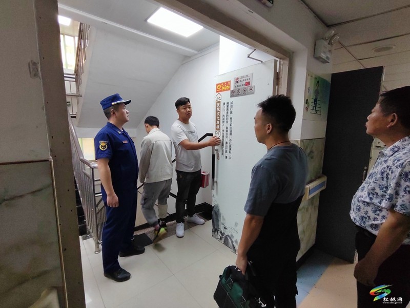 銅仁市消防安全重大隱患專項(xiàng)整治工作組深入松桃開(kāi)展醫(yī)療衛(wèi)生機(jī)構(gòu)檢查