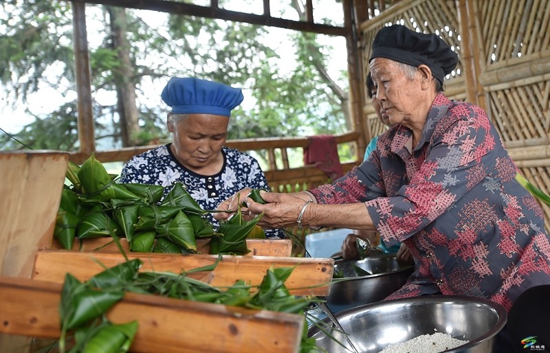 【網絡中國節(jié)·端午】松桃大路鎮(zhèn)：愛心敬老人 歡樂過端午