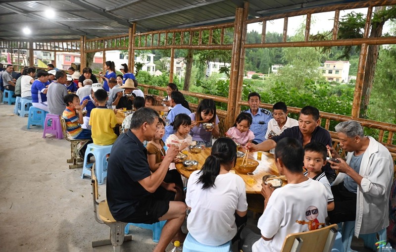 【網絡中國節(jié)·端午】松桃大路鎮(zhèn)：愛心敬老人 歡樂過端午
