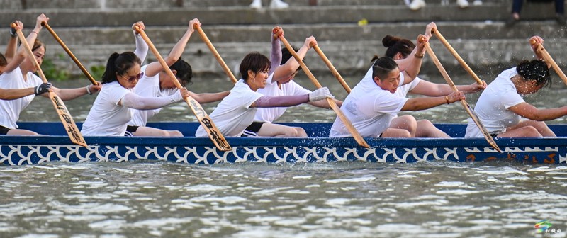 松桃舉行“同心追夢·激情松江”龍舟游江活動