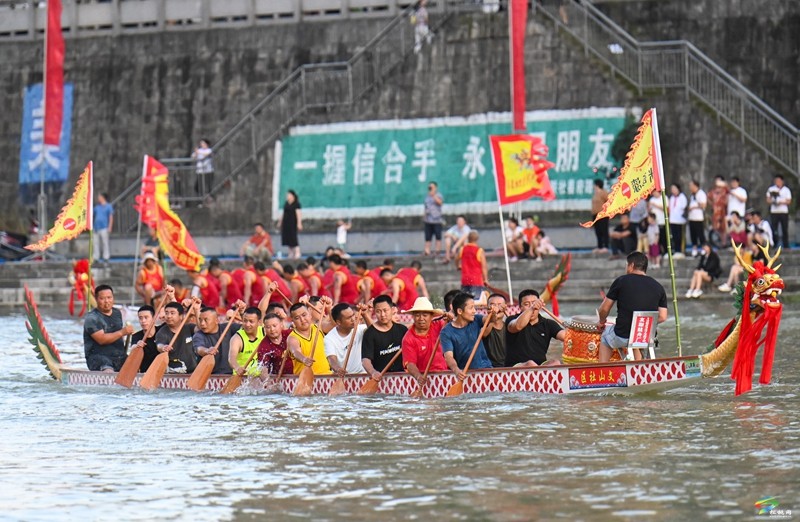 松桃舉行“同心追夢·激情松江”龍舟游江活動