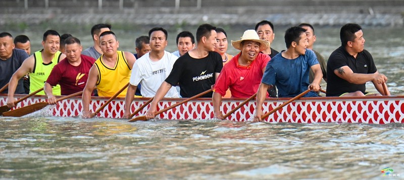 松桃舉行“同心追夢·激情松江”龍舟游江活動