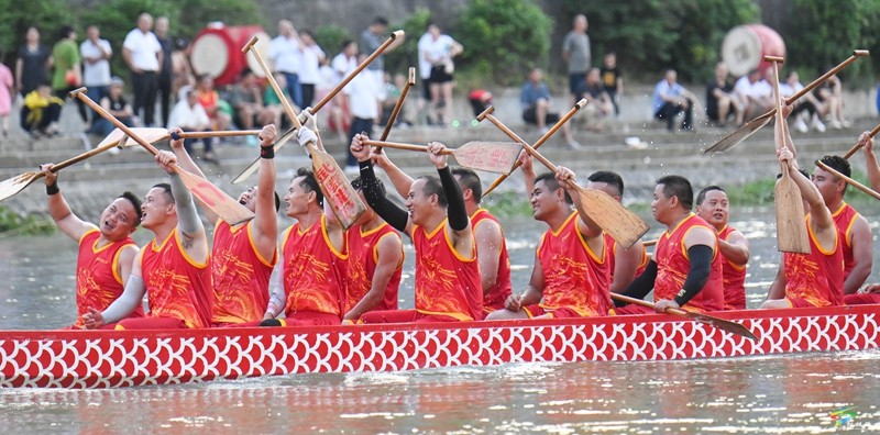 松桃舉行“同心追夢·激情松江”龍舟游江活動