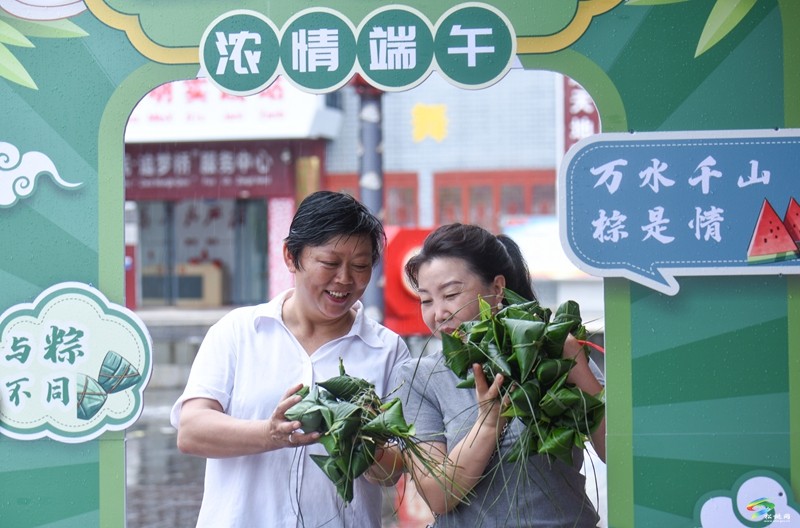 【網(wǎng)絡(luò)中國節(jié)·端午】松桃團山社區(qū)：搬遷群眾包粽子迎端午