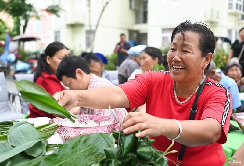 【網(wǎng)絡(luò)中國節(jié)·端午】蓼皋街道育才社區(qū)：搬遷群眾歡樂多 包粽比賽迎端午