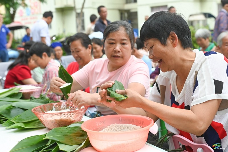 【網(wǎng)絡(luò)中國節(jié)·端午】蓼皋街道育才社區(qū)：搬遷群眾歡樂多 包粽比賽迎端午