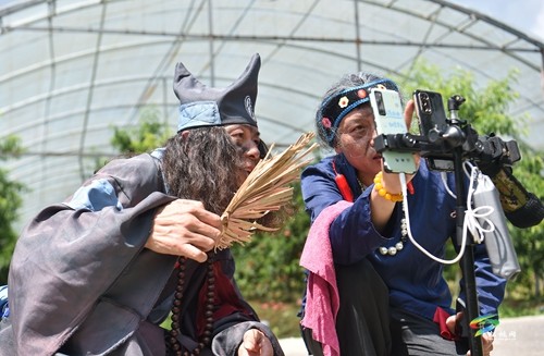 松桃：果園桃飄香 直播助農(nóng)忙