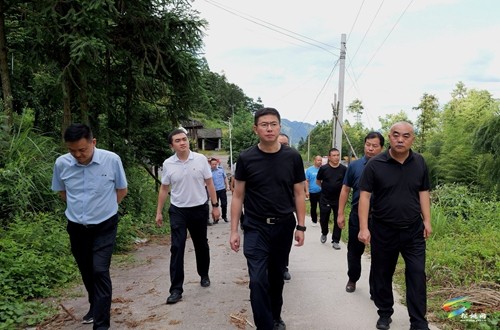 潘攀到松桃開展巡河巡林工作