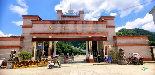 奮進幫扶路 共筑教育情——記東莞支教團助力松桃苗鄉(xiāng)教育