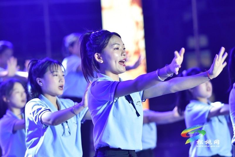 畢業(yè)啦！松桃實(shí)驗(yàn)幼兒園舉行畢業(yè)晚會(huì)