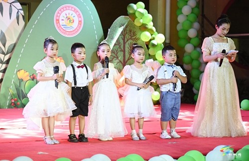 松桃第三幼兒園舉辦“星河徜徉、揚(yáng)帆起航”  主題畢業(yè)晚會(huì)