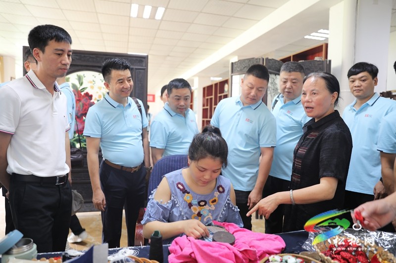 東莞市虎門服裝服飾行業(yè)協(xié)會(huì)來松桃考察