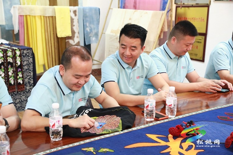 東莞市虎門服裝服飾行業(yè)協(xié)會(huì)來松桃考察