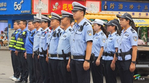 縣交警大隊與城市管理局聯(lián)合開展違法違停專項整治行動