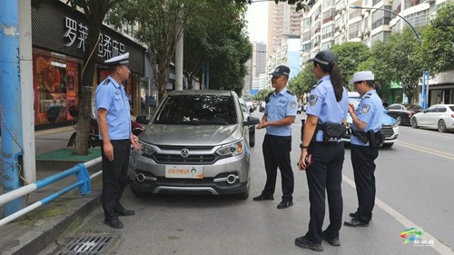 縣交警大隊與城市管理局聯(lián)合開展違法違停專項整治行動