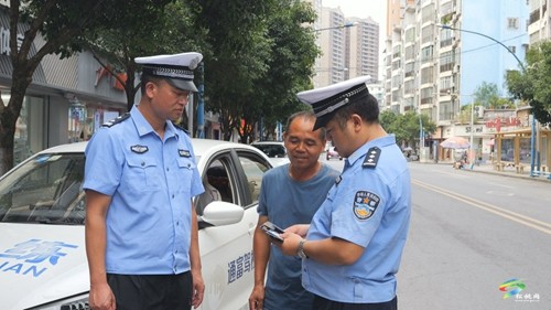 縣交警大隊與城市管理局聯(lián)合開展違法違停專項整治行動